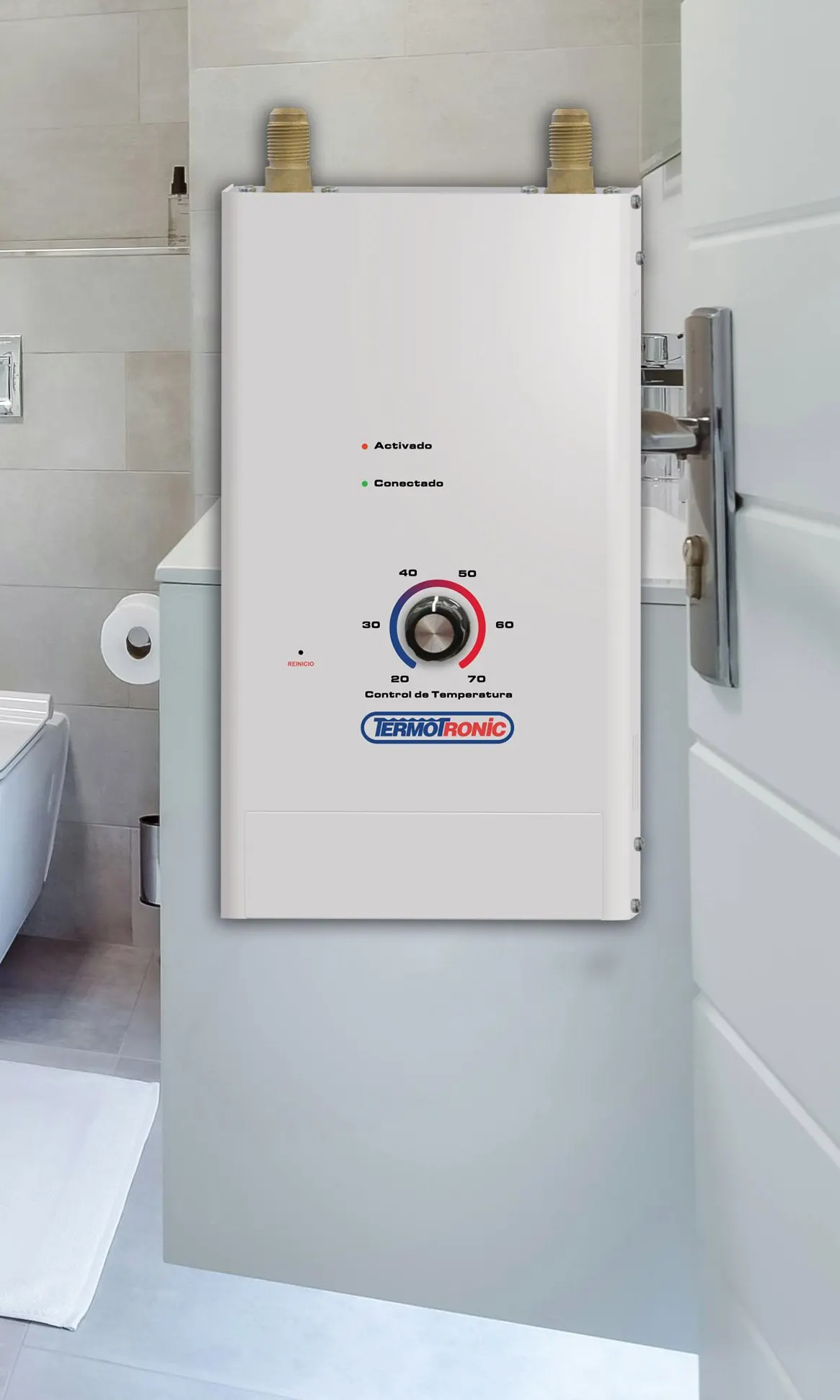 Termotronic instalado en la pared de un baño pequeño