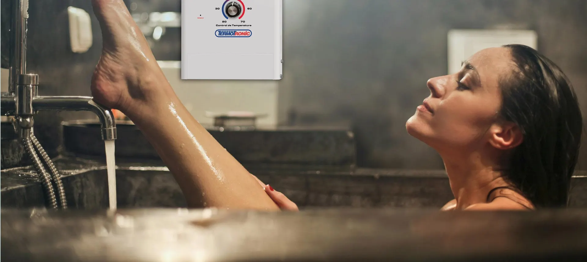 Mujer en una tina llena de agua caliente